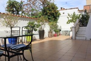 patio z krzesłami, stołem i drzewami w obiekcie Maison, 2chambres, gde terrasse, prox SNCF, friche et Vieux Port w Marsylii