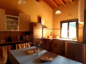 Dapur atau dapur kecil di Apartamentos Rurales "La Escapada"