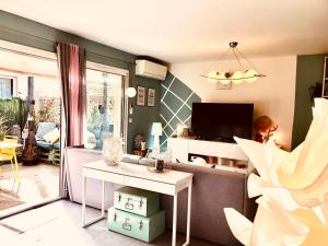 Televízia a/alebo spoločenská miestnosť v ubytovaní L'Escapade, Magnifique Villa avec Piscine