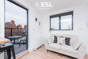 ein Wohnzimmer mit Sofa und Tisch in der Unterkunft Studio 3, Top Floor Town Centre Apartment in Shrewsbury