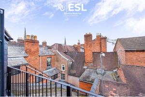 ein Blick auf die Dächer einer Stadt mit Backsteingebäuden in der Unterkunft Studio 3, Top Floor Town Centre Apartment in Shrewsbury + 5 Fotos