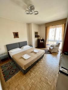 um quarto com uma cama, um sofá e uma cadeira em Avenue Rooms em Verona