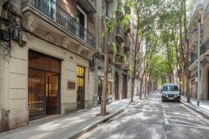 un furgone parcheggiato in una strada accanto agli edifici di AG Apartments a Barcellona