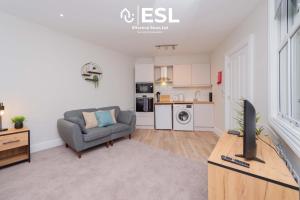 ein Wohnzimmer mit Sofa und Fernseher in der Unterkunft Studio 2, Second Floor Town Centre Apartment in Shrewsbury + 3 Fotos