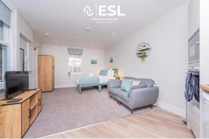 ein Wohnzimmer mit Sofa und Fernseher in der Unterkunft Studio 2, Second Floor Town Centre Apartment in Shrewsbury