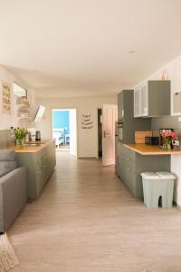 uma cozinha e sala de estar com um sofá e uma mesa em Haus Hummel em Lieske