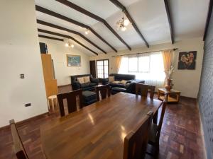 a living room with a table and a couch at Agradable departamento - casa con estacionamiento gratis in Sucre