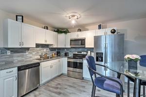 Dapur atau dapur kecil di Ideally Located West Palm Beach Apartment! +18 gambar