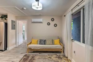 un soggiorno con divano e finestra di Inviting Apartment Less Than 2 Mi to Riviera Beach! a West Palm Beach