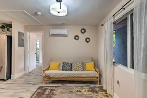 Ruang duduk di Inviting Apartment Less Than 2 Mi to Riviera Beach!