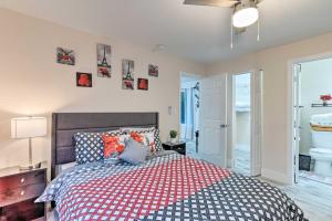 Katil atau katil-katil dalam bilik di Ideally Located West Palm Beach Apartment!