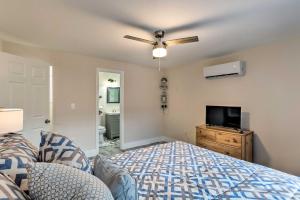 Schlafzimmer mit einem Bett und einem Flachbild-TV in der Unterkunft Inviting Apartment Less Than 2 Mi to Riviera Beach! in West Palm Beach