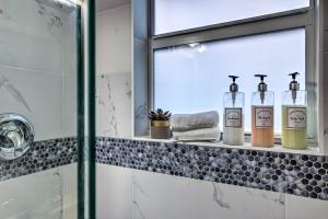 Bilik mandi di Inviting Apartment Less Than 2 Mi to Riviera Beach! +18 gambar