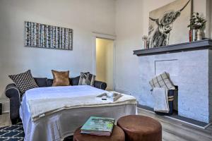 ニューオーリンズにあるModern NOLA Condo 2 Mi to Bourbon Streetのリビングルーム(ベッド1台、暖炉付)