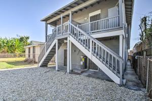 ニューオーリンズにあるModern NOLA Condo 2 Mi to Bourbon Streetの階段のある家