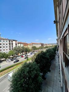 a balcony of a building with bushes next to a street at Avenue Rooms in Verona