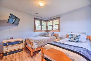 1 Schlafzimmer mit 2 Betten und einem TV an der Wand in der Unterkunft Chic Fox River Grove Home with Great Location! in Fox River Grove