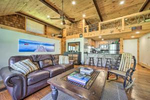 Fotografie z fotogalerie ubytování Sapphire Corner Unit Townhome about 1 Mi to Lake! v destinaci Sapphire