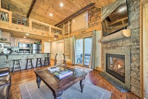 Fotografie z fotogalerie ubytování Sapphire Corner Unit Townhome about 1 Mi to Lake! v destinaci Sapphire