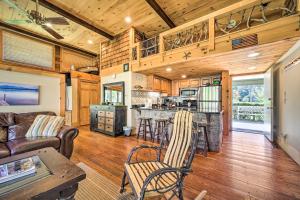 Fotografie z fotogalerie ubytování Sapphire Corner Unit Townhome about 1 Mi to Lake! v destinaci Sapphire