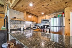 Fotografie z fotogalerie ubytování Sapphire Corner Unit Townhome about 1 Mi to Lake! v destinaci Sapphire