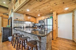 Fotografie z fotogalerie ubytování Sapphire Corner Unit Townhome about 1 Mi to Lake! v destinaci Sapphire + 31 fotografií