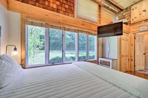 Giường trong phòng chung tại Sapphire Corner Unit Townhome about 1 Mi to Lake! +31 ảnh