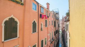 uma vista para um beco entre dois edifícios em Stylish Renovated Apartment In The Heart Of The City em Veneza