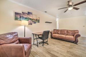 Χώρος καθιστικού στο Charming Tallahassee Home 1 Mi to Lake Ella!