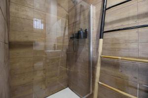 y baño con ducha y puerta de cristal. en Apartamentos Rios, en Santander