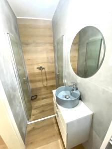 ein Bad mit einem Waschbecken und einem Spiegel in der Unterkunft Boho Dream by Sandmar in Timişoara