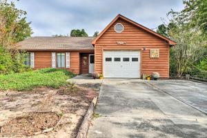 une maison en bois avec un garage dans l'établissement Pet-Friendly Wilmington Home with Fenced Yard!, à Wilmington