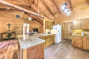 Kuchyň nebo kuchyňský kout v ubytování Updated Ruidoso Cabin with Spacious Deck and View + 26 fotografií