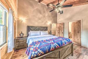 Postel nebo postele na pokoji v ubytování Updated Ruidoso Cabin with Spacious Deck and View
