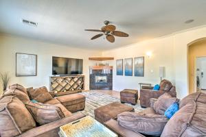 تلفاز و/أو أجهزة ترفيهية في Luxury Laveen Village Home with Games and Pool!