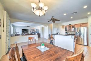 مطبخ أو مطبخ صغير في Luxury Laveen Village Home with Games and Pool!