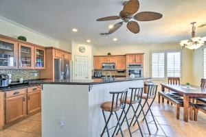 مطبخ أو مطبخ صغير في Luxury Laveen Village Home with Games and Pool!