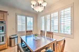 مطبخ أو مطبخ صغير في Luxury Laveen Village Home with Games and Pool!