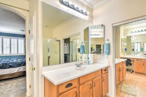Luxury Laveen Village Home with Games and Pool! في فينكس: حمام مع حوض ومرآة كبيرة