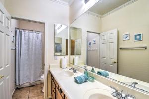 حمام في Luxury Laveen Village Home with Games and Pool!