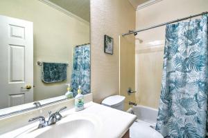 حمام في Luxury Laveen Village Home with Games and Pool!