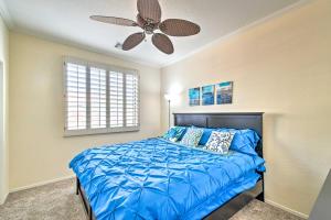 سرير أو أسرّة في غرفة في Luxury Laveen Village Home with Games and Pool!