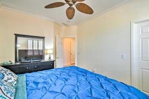 سرير أو أسرّة في غرفة في Luxury Laveen Village Home with Games and Pool!