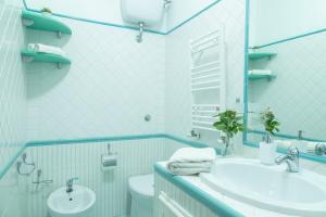 A bathroom at Neapolitan Style Apartrment