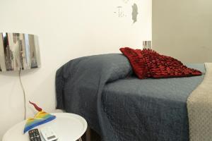 A seating area at Neapolitan Style Apartrment