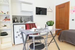 A kitchen or kitchenette at Neapolitan Style Apartrment