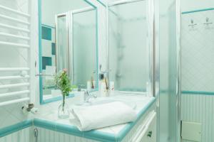 y baño con lavabo y espejo. en Totò Style Apartment, en Nápoles
