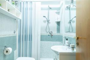 A bathroom at Neapolitan Style Apartrment