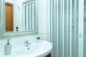 A bathroom at Neapolitan Style Apartrment