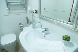 A bathroom at Neapolitan Style Apartrment